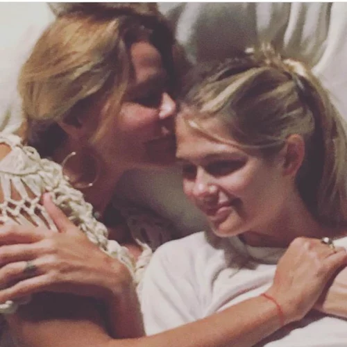 Τζένη Μπαλατσινού: Ποζάρει με τα παιδιά της σε χριστουγεννιάτικη διάθεση