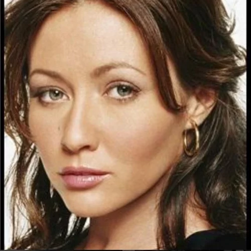 Shannen Doherty: Δίνει μάχη με τον καρκίνο και ξυρίζει τα μαλλιά της on camera