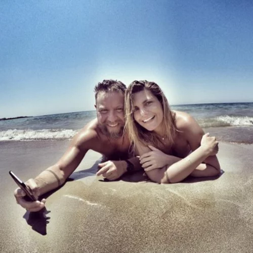 Βαρδής - Σκαφίδα: Στην παραλία με την δύο μηνών κόρη τους