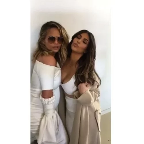 Kim Kardashian - Chrissy Teigen: Αυτό είναι το μυστικό...εσώρουχο που τις ενώνει!