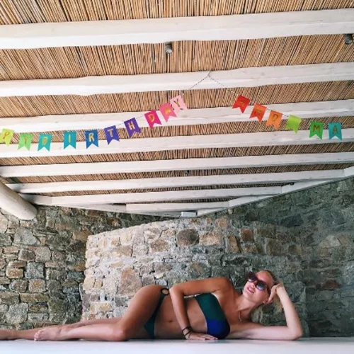 Η εγγονή του τέως έγινε 20 χρονών: Οι φωτογραφίες με μαγιό στο Instagram