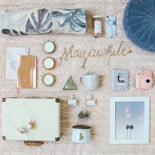 Η beauty editor ταξιδεύει και σου αποκαλύπτει τι θα πάρει μαζί της!