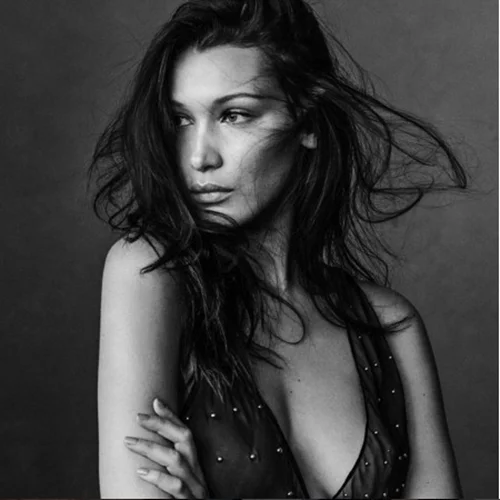 Bella Hadid: Φωτογραφίζεται με την πετσέτα της από τον Mario Τestino