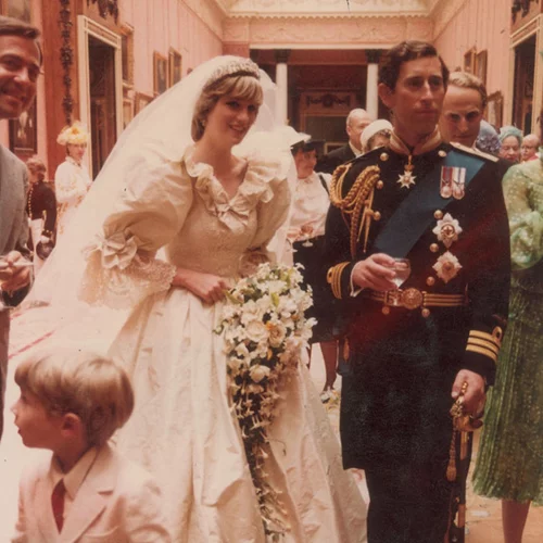 Σπάνιες φωτογραφίες από τον γάμο της πριγκίπισσας Νταϊάνα και του Κάρολου