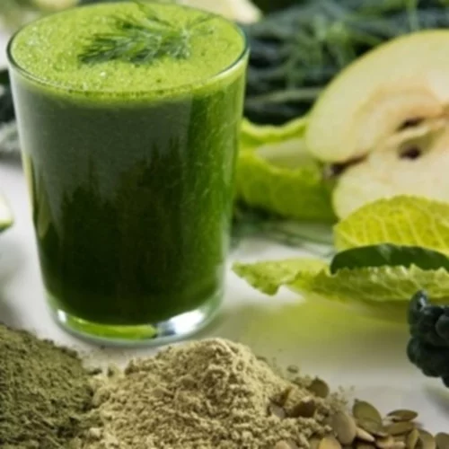 Smoothie αποτοξίνωσης με μήλο, ανανά & λάχανο