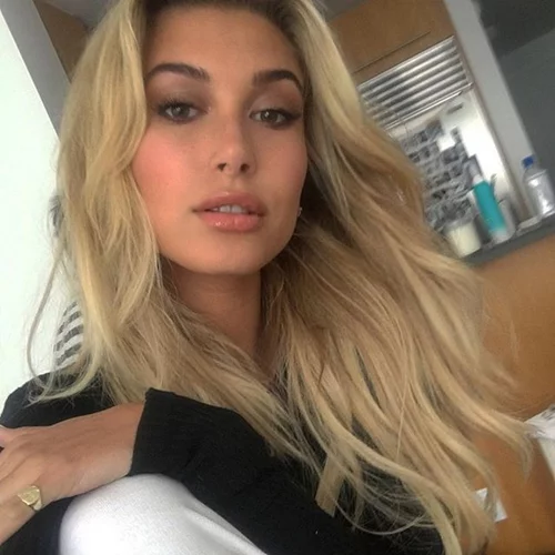 Hailey Baldwin: Κυκλοφόρησε τη δική της σειρά αξεσουάρ