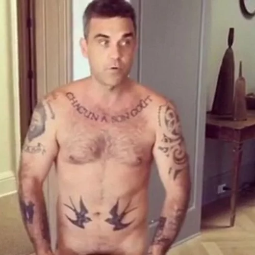O Robbie Williams oλόγυμνος στο Snapchat: To video που ανάρτησε η σύζυγός του