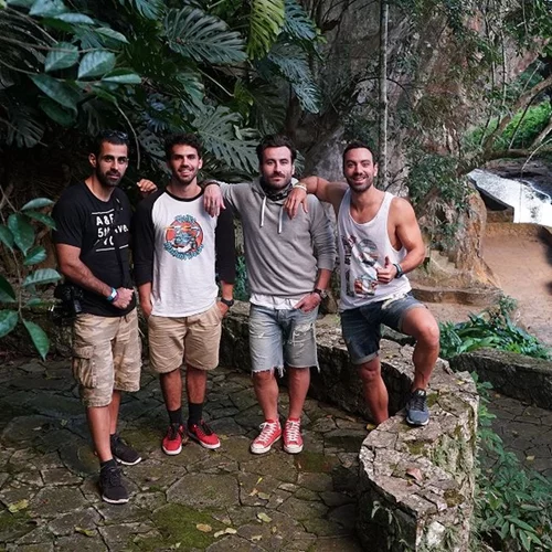 O Σάκης Τανιμανίδης και ο Γιώργος Μαυρίδης μας αποχαιρετούν με ένα backstage επεισόδιο