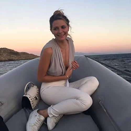 Mischa Barton: Στη Μύκονο φορώντας φόρεμα με ελληνική υπογραφή (φωτογραφία)