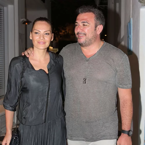 Υβόννη Μπόσνιακ - Αντώνης Ρέμος: Αγκαλιασμένοι στη Μύκονο