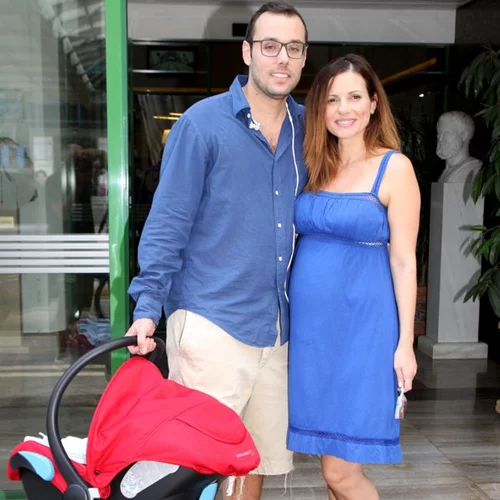 Ελένη Καρποντίνη - Βασίλης Λιάτσος: Οι φωτογραφίες από την έξοδο από το μαιευτήριο