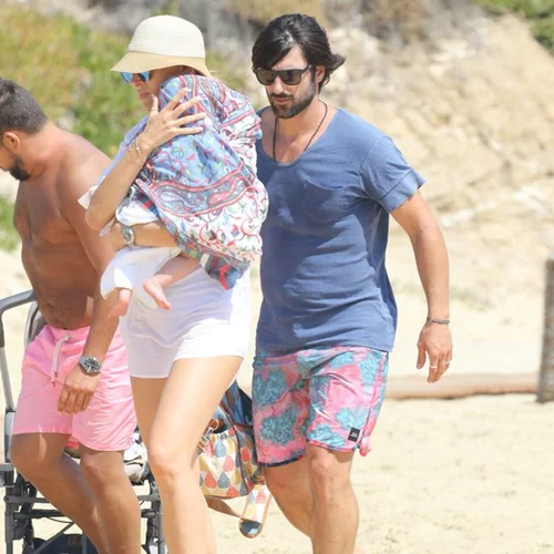 Ζέτα Δούκα: Με το μωρό σε παραλία της Μύκονου