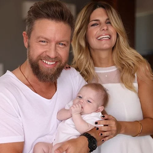 Γιάννης Βαρδής - Νατάσα Σκαφιδά: Μας συστήνουν για πρώτη φορά την 2,5 μηνών κόρη τους