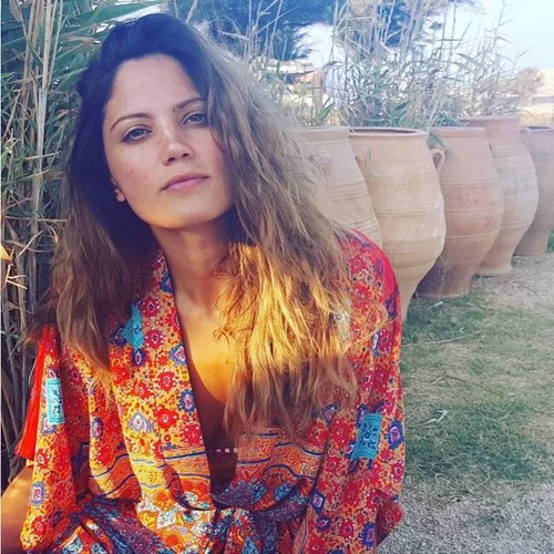 H Μαίρη Συνατσάκη ποζάρει μόνο με το μπουρνούζι της!