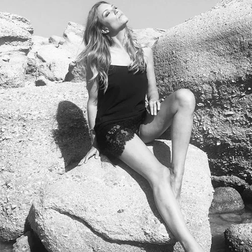 Βίκυ Καγιά: Οι φωτογραφίες στην παραλία με την κόρης της μας ξετρέλαναν!