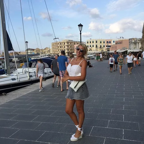 Επιστροφή στην πόλη: Οι επώνυμες Ελληνίδες σου προτείνουν τι να φορέσεις