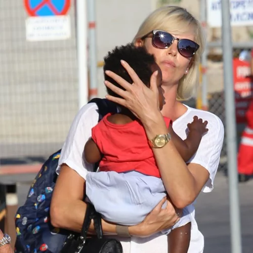 Charlize Theron: Φωτογραφίες από τις διακοπές της στην Κρήτη