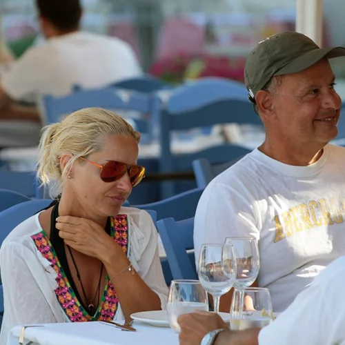 Μαρία Μπεκατώρου: Βόλτα με το σύζυγό της στην Κεφαλονιά