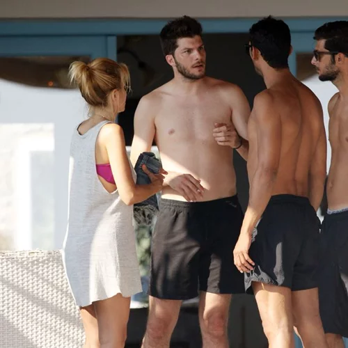 Έλενα Ράπτη - Λούκας Γιώρκας: Διακοπές στο νησί των ανέμων