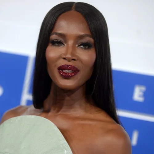Naomi Campbell: Ξεκίνησε την νέα selfie τρέλα στο instagram!