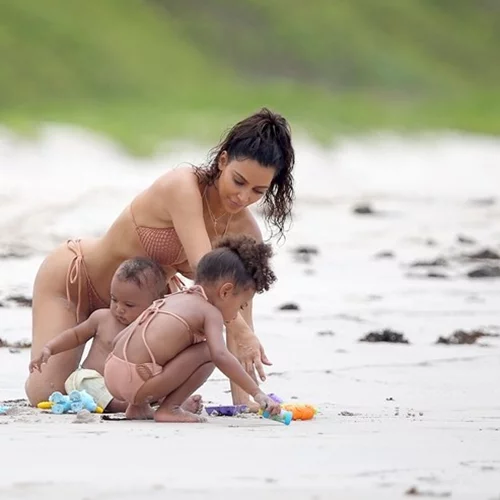 Kim Kardashian: Στην παραλία με τα παιδιά της