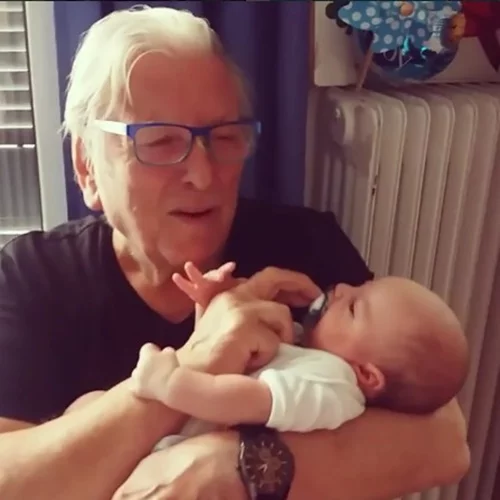 Κώστας Βουτσάς: Δες τον να νανουρίζει το νεογέννητο Φοίβο!