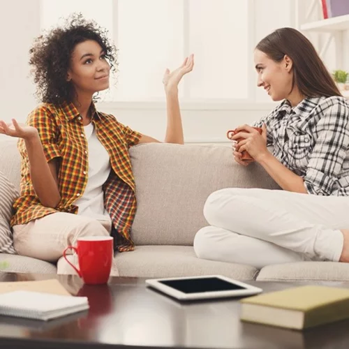 Πώς να φαίνεσαι ενδιαφέρουσα | 8 τρόποι για να κάνεις πιο ουσιαστικές συζητήσεις