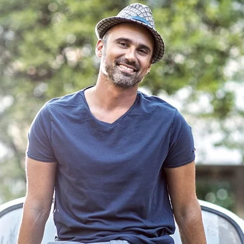 Ο Γιώργος Καπουτζίδης μας συστήνει την αδερφή του