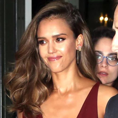 Jessica Alba: Να πώς θα υιοθετήσεις την πιο σέξι και κομψή της εμφάνιση για τη νέα σεζόν