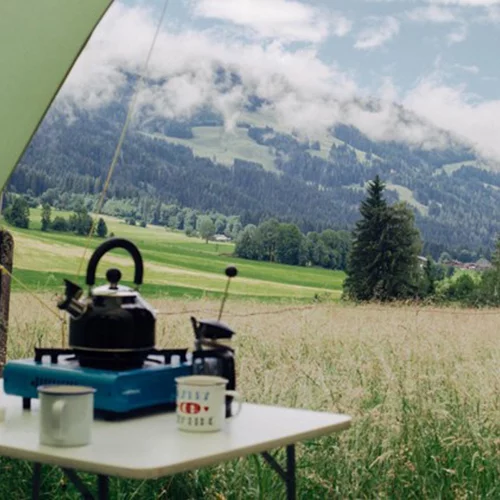 Αυτό το ζευγάρι άφησε το Λονδίνο για να ζήσει μια περιπέτεια στην Ευρώπη