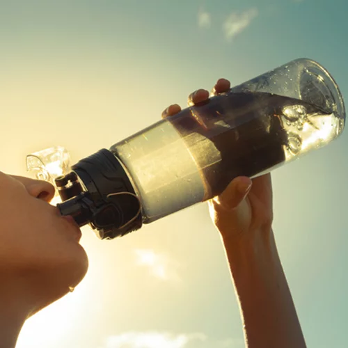 Να τι θα συμβεί -και τι όχι- στο σώμα σου αν αρχίσεις να πίνεις 3 λίτρα νερό καθημερινά!