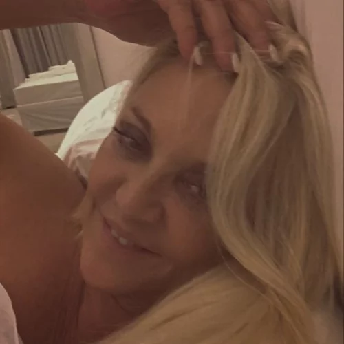 Η Ρούλα Κορομηλά σε παιδική φωτογραφία