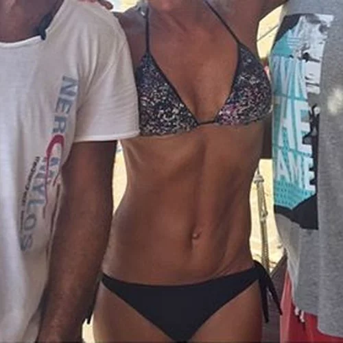 Μπορείτε να μαντέψετε ποια Ελληνίδα ηθοποιός έχει αυτούς τους κοιλιακούς;