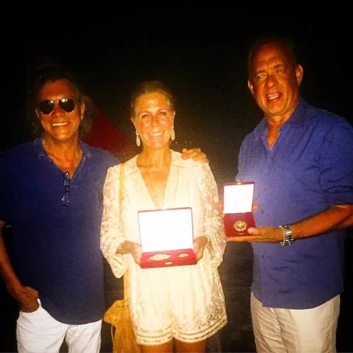 Ο Ηλίας Ψινάκης βράβευσε τον Τομ Χανκς και τη σύζυγό του