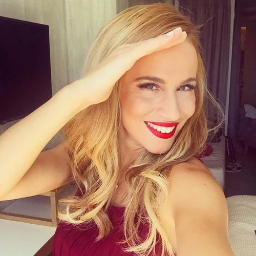 Ντύθηκε «νυφούλα» η Νάντια Μπουλέ