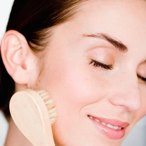 Εσύ ξέρεις τι είναι το face dry brushing; Γιατί το συστήνουν όλοι;