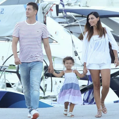 Αντώνης Σρόιτερ - Ιωάννα Μπούκη: Βόλτες στις Σπέτσες με την κόρη τους Νάντια