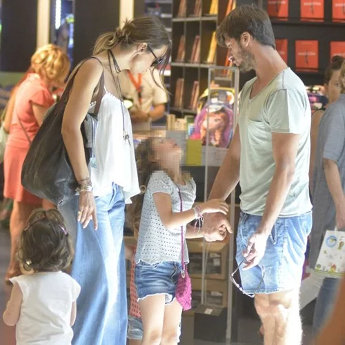 Μπέττυ Μαγγίρα - Δημήτρης Μάζης: Βόλτα για ψώνια με τα παιδιά τους