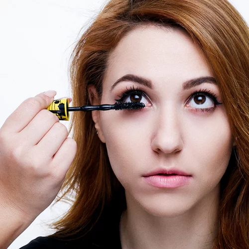 Εφάρμοσε με αυτό τον τρόπο την μάσκαρα και δε θα λερωθείς ποτέ ξανά!