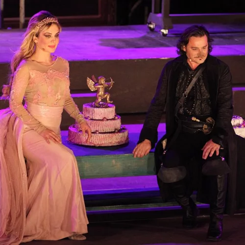 Ποιοι επώνυμοι παρακολούθησαν την παράσταση «Συρανό ντε Μπερζεράκ» με Χαραλαμπόπουλο και Ματσούκα