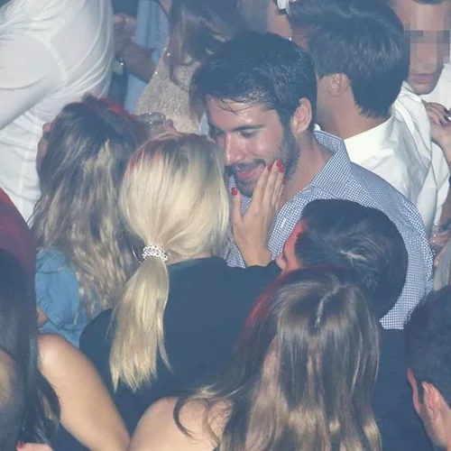 Κωνσταντίνα Σπυροπούλου - Γιώργος Κοτσοβός: Δημόσια εμφάνιση με φιλιά και αγκαλιές