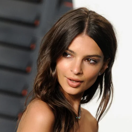 Αυτό είναι το μυστικό πίσω από τις τόσο τέλειες εμφανίσεις της Emily Ratajkowski (διαρκεί ένα λεπτό)