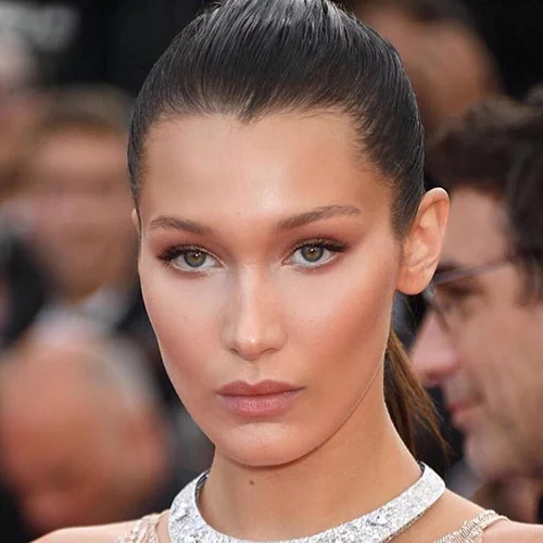 Bella Hadid: Η απίστευτη τούμπα της στην πασαρέλα του New York Fashion Week
