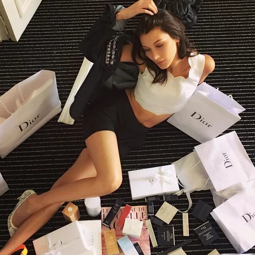 Η Bella Hadid σου δείχνει ποια είναι η σωστή απόχρωση κραγιόν για ένα love date (video)