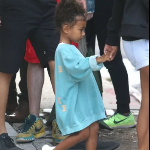 Η North West παρακολούθησε το show του μπαμπά της μαζί με τον μικρό αδελφό της!