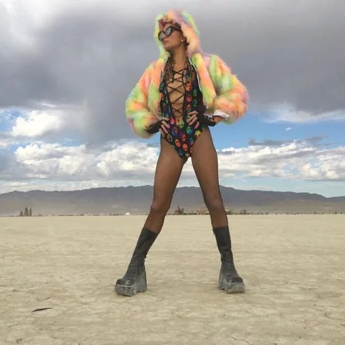 Cara Delevingne, Paris Hilton, Katy Perry: Με τρελά outfits μέσα στην έρημο! (φωτογραφίες)