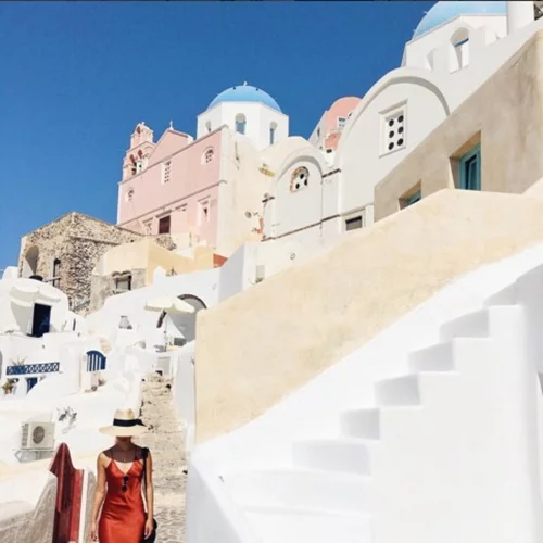 Ποιά διάσημη fashion blogger κάνει τώρα διακοπές στη Σαντορίνη;