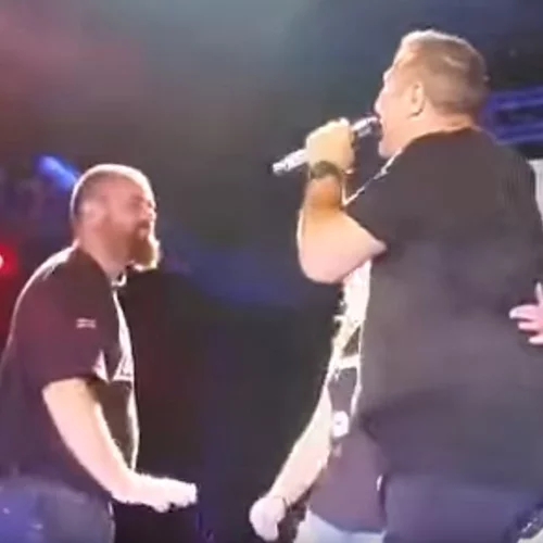 Αντώνης Ρέμος: Δείτε πώς αντέδρασε όταν θαυμάστρια του «όρμηξε» στη σκηνή