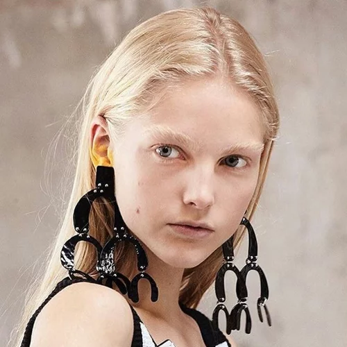 Μακιγιάζ στα αυτιά: Η huge τάση που θα υιοθετήσεις και την ερχόμενη άνοιξη!