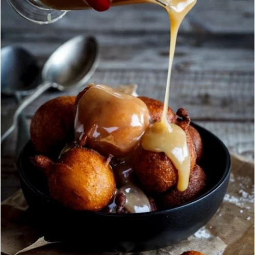 Τηγανιτές μπουκίτσες με ροδάκινο και σος αλμυρής καραμέλας